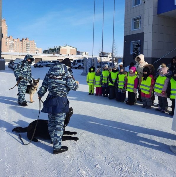 В Новом Уренгое сотрудники полиции организовали экскурсию для дошкольников