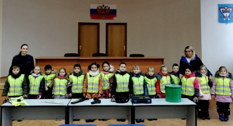 В Новом Уренгое дошкольники посетили отдел Госавтоинспекции